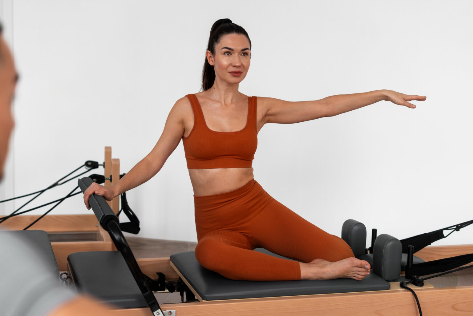 Ambiente tranquilo y profesional durante una sesión de pilates con máquinas